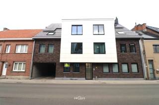 Bent u op zoek naar een energiezuinig nieuwbouwappartement met twee slaapkamers, tuin én garage in het centrum van Haasdonk? 
Lees en kijk dan snel even verder!<br />Dit appartement is ideaal gelegen, in het centrum van Haasdonk. Scholen, winkels en het openbaar vervoer zijn vlakbij. Dit energiezuinig appartement heeft een energielabel A (!) 
Dit appartement heeft een achterliggende garage met rechtstreeks toegang tot de tuin dus enorm veel voordelen!<br />Indeling: inkomhal met gastentoilet. Lichtrijke leefruimte met open keuken. De keuken is geïnstalleerd met kasten en toestellen. Berging met aansluiting voor het wasmachine en de droogkast. Badkamer met ruime douche en dubbel lavabomeubel. Twee slaapkamers. Terras met onderhoudsvriendelijke tuin. Garage achteraan de tuin met rechtstreekse toegang. <br />Dit appartement is vrij vanaf 1 juni 2026. 
De gemeenschappelijke kosten bedragen €50,00 per maand. 