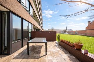 Dit recent gerenoveerde appartement is gelegen in de Plezantstraat te Sint-Niklaas, een centrale locatie op wandelafstand van het stadscentrum, winkels, scholen, openbaar vervoer en het station.<br /><br />Het appartement bevindt zich op de eerste verdieping en beschikt over een bewoonbare oppervlakte van <strong>105 m²</strong>, wat garant staat voor een aangenaam gevoel van ruimte en comfort.<br /><br />U betreedt het appartement via een bijzonder ruime inkomhal met voldoende plaats voor een vestiaire en een <strong>apart gastentoilet</strong>. Van hieruit komt u in de royale en lichtrijke leefruimte, waar grote raampartijen zorgen voor een overvloed aan natuurlijk licht. De <strong>mooie open keuken</strong> sluit naadloos aan op de leefruimte en creëert een gezellige, hedendaagse woonbeleving.<br /><br />Vanuit de leefruimte heeft u toegang tot een <strong>eerste terras</strong>. Het appartement beschikt over <strong>drie volwaardige slaapkamers</strong>, die allen uitgeven op een <strong>tweede zeer ruim terras</strong>.<br /><br />De <strong>stijlvol gerenoveerde badkamer</strong> is uitgerust met een inloopdouche, een dubbel lavabomeubel en aansluiting voor wasmachine.<br /><br />Daarnaast is er een <strong>autostaanplaats en kelderberging</strong> mee aan te kopen aan <strong>€15.000</strong>.<br /><br />Extra troeven: 
<ul>
	<li>Conforme keuring van de elektrische installatie</li>
	<li>EPC-label B</li>
	<li>Centrale ligging</li>
</ul>
Heeft u interesse in dit appartement? Neem contact op met emily@claves.be of bel 03 502 98 74. We nodigen u graag uit voor een persoonlijke rondleiding.<br /> 