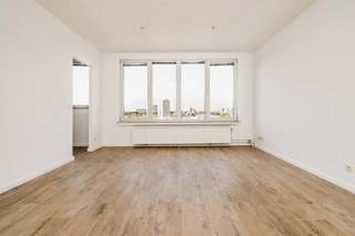 <h3><span>Indeling</span></h3>
<p><span>Deze recent gerenoveerde studio is gelegen op de vierde verdieping aan de rustige achterzijde van het gebouw.</span></p>
<p><span>Bij het betreden van de studio komen we terecht in de aangename leefruimte, die dankzij de grote raampartijen geniet van veel natuurlijke lichtinval.</span></p>
<p><span>Aansluitend bevindt zich de keuken, uitgerust met een keramische kookplaat en koelkast. Vanuit de keuken heeft u toegang tot het westgeoriënteerde terras, waar u heerlijk kunt genieten van de namiddag- en avondzon.</span></p>
<p><span>De badkamer is voorzien van een lavabomeubel en douche. Daarnaast beschikt de studio over een apart gastentoilet.</span></p>
<p><span>De studio werd recent volledig gerenoveerd en is afgewerkt met een onderhoudsvriendelijke parkettegel.</span></p>
<h3><span>Omgeving</span></h3>
<p><span>De studio geniet van een uiterst centrale ligging nabij ’t Groen Kwartier. Dankzij deze locatie bevinden tal van winkels, horecazaken en andere voorzieningen zich in de directe omgeving.</span></p>
<h3><span>Extra’s</span></h3>
<ul>
<li><span>Recent volledig gerenoveerd</span></li>
<li><span>Westgeoriënteerd terras</span></li>
<li><span>Onderhoudsvriendelijke parkettegel</span></li>
<li><span>Dubbele beglazing</span></li>
<li><span>Huurder aanwezig</span></li>
<li><span>Interessante investeringseigendom</span></li>
</ul>