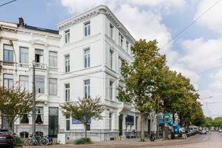 Dit stijlvol en lichtrijk appartement maakt deel uit van een volledig gerenoveerd project en combineert hedendaagse luxe met tijdloze elegantie. Met oog voor detail en hoogwaardige materialen afgewerkt, vormt dit een unieke woonst in een van de meest begeerde buurten van Antwerpen, gelegen aan de Lambermontplaats.<br /><br />Bij binnenkomst via de inkomhal met apart gastentoilet betreed je meteen de volledig uitgeruste open keuken. Deze vormt samen met de royale leefruimte – gekenmerkt door hoge plafonds en overvloedig lichtinval – het hart van de woning. Het open karakter creëert een aangenaam gevoel van ruimte en comfort.<br /><br />Aansluitend aan de leefruimte bevindt zich een eerste slaapkamer. De tweede, ruime slaapkamer ligt meer naar achteren en biedt directe toegang tot een charmant terras, ideaal om even buiten te genieten. Beide slaapkamers sluiten aan op de stijlvolle badkamer, uitgerust met een moderne inloopdouche en elegant badkamermeubel.<br /><br />De ligging in de Leopold de Waelstraat is ronduit uniek: vlak bij het Koninklijk Museum voor Schone Kunsten, gezellige pleinen, trendy boetieks en gastronomische adressen. Hier geniet je van het beste wat Antwerpen te bieden heeft, met cultuur, gastronomie en sfeer op wandelafstand.