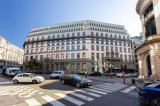 Kantoren te huur, ideaal en strategisch gelegen in het hart van Brussel tussen de Wetstraat, het Koninklijk Park en de Grote Markt. Talrijke faciliteiten in de buurt (winkels, restaurants, bars, fitnesscentrum...) en in de onmiddellijke nabijheid van het Centraal Station.<br />Gemakkelijk bereikbaar met het openbaar vervoer.<br />Parkeerplaats beschikbaar: €2.000/plaats/jaar (exclusief belasting van €70/plaats/jaar).<br />Archief beschikbaar: 80 €/m²/jaar.