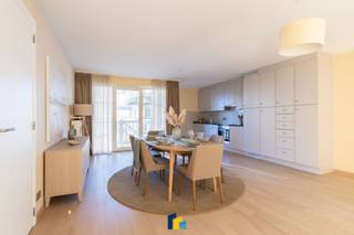 Welkom in Residentie Royal Gardens, een recent en elegant wooncomplex omgeven door rust en groen. Dit instapklare appartement op de derde verdieping combineert luxe, comfort en een unieke uitstraling. De ruime, lichtrijke leefruimte met grote raampartijen en warme parketvloer creëert meteen een gevoel van ruimte en gezelligheid. De open keuken is volledig uitgerust met hoogwaardige inbouwtoestellen en biedt veel praktische opbergruimte. Het appartement beschikt over twee aangename slaapkamers, een stijlvolle badkamer met ligbad, douche, wastafel en toilet, een afzonderlijk gastentoilet en een handige berging. Het wordt onbemeubeld verkocht; de getoonde interieurbeelden zijn art impressions ter inspiratie. Uniek zijn de drie terrassen: twee die aansluiten op de leefruimte en één aan de tweede slaapkamer. Hier geniet u op elk moment van de dag van zon, zee-, duin- of groenzicht. <br /><br />De ligging is ideaal: een rustige omgeving, maar op wandelafstand van de Zeedijk, het strand, winkels, supermarkten, sportfaciliteiten, openbaar vervoer en het bruisende centrum. Bovendien bestaat de mogelijkheid om een ruime garagebox van 11 meter diep bij aan te kopen. Dit appartement biedt uitzonderlijk wooncomfort, een gunstige EPC-score en een topligging. Perfect als vaste woonst, tweede verblijf of slimme investering.<br /><br />Verwarming: individuele gasgeiser | EPC: 81 kWh/m² ~ UC:0003338965-RES-1 ~ label A | Oppervlakte: +/- 110 m² (totale indicatieve oppervlakte op basis van EPC-attest) | Overstromingsgevoeligheid: P-score: B (0232/00S003) / G-score: B (ID17882419) | Stedenbouwkundige inlichtingen: Woongebied, Vergund, Geen rechterlijke herstelmaatregel of bestuurlijke maatregel opgelegd, Geen voorkooprecht, Geen verkavelingsvergunning.