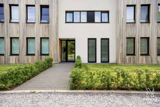 Instapklaar recent gelijkvloers appartement met 1 slaapkamer, tuin en ondergrondse staanplaats te koop in Harelbeke<br /><br />Bij het betreden van het appartement kom je in de inkomhal. Van hieruit bereik je de lichtrijke en ruime leefruimte, die dankzij de grote raampartijen een prachtig zicht biedt op het terras en de tuin. Aansluitend bevindt zich de open, volledig uitgeruste keuken, voorzien van alle nodige toestellen.<br /><br />Naast de keuken is er een ruime berging met aansluiting en plaats voor een wasmachine en droogkast. Verder beschikt het appartement over een badkamer met douche en lavabo, evenals een apart gastentoilet.<br /><br />De ruime slaapkamer is voorzien van ingemaakte kasten, wat zorgt voor extra opbergruimte en comfort.<br /><br />Buiten geniet je van een gezellig terras en een aangename privétuin, ideaal om in alle rust te ontspannen. Daarnaast is er nog een handige buitenberging aanwezig.<br /><br />Als extra troeven beschikt dit appartement over een ondergrondse staanplaats en een privatieve kelderberging.<br /><br />Voor meer info of een bezoek contacteer Amber op 0470 11 17 12