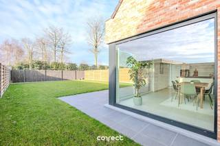 <p><span>Aan de stadsrand van Torhout wacht deze instapklare nieuwbouwwoning op haar eerste eigenaars. </span></p><p><span> </span></p><p><span>STARTPRIJS: Elk bod boven deze startprijs, wordt voorgelegd aan de eigenaars, die al dan niet kunnen in gaan op dit aanbod.</span></p><p><span> </span></p><p><span>Een hedendaagse thuis waar comfort, ruimte en energiezuinig wonen centraal staan. Dankzij duurzame technieken geniet u hier niet alleen van een aangenaam binnenklimaat, maar ook van een lage energiefactuur en zorgeloos wooncomfort.</span></p><p><span> </span></p><p><span>De halfopen bebouwing zorgt voor veel natuurlijke lichtinval en voldoende privacy. Binnenin wordt u verwelkomd door een open leefruimte die baadt in het licht en perfect aansluit bij een moderne levensstijl. </span></p><p><span> </span></p><p><span>De praktische indeling maakt deze woning ideaal voor gezinnen, koppels of wie van thuis uit werkt. De woning beschikt over drie ruime slaapkamers en een zolderruimte die extra bergruimte biedt. De moderne badkamer is stijlvol afgewerkt en uitgerust met een comfortabele douche.</span></p><p><span> </span></p><p><span>Buiten geniet u van een ruim perceel van ongeveer 352 m² met een aangename tuin en een gunstige zonoriëntatie, ideaal om tot rust te komen. De ligging is bijzonder vlot bereikbaar, met snelle verbindingen naar de E403, R34 en N32. Daarnaast bevinden winkels, scholen, openbaar vervoer en het centrum van Torhout zich op korte afstand.</span></p><p><span> </span></p><p><span>De woning wordt verkocht onder het btw-stelsel en is de ideale keuze voor wie op zoek is naar een moderne, energiezuinige en instapklare woning op een strategische locatie. Hier woont u écht zonder zorgen.</span></p><p><span> </span></p><p><span> Contacteer Emile voor een bezoek: 0492 08 08 08  emile@correctvastgoed.be</span></p><p><span> </span></p><p><span> Online schattingstool: https://www.correctvastgoed.be/schatting</span></p><p><span> </span></p>