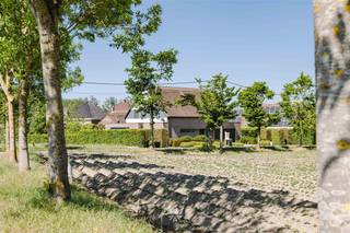 Merelbeke- Op zoek naar een uitzonderlijke villa met uitzicht op de velden en prachtige tuin? Dan is dit pand iets voor u. De belangrijkste troeven...