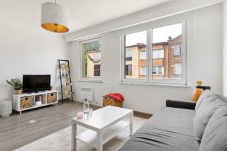 Op de eerste verdieping van Gallifortlei 92 te 2100 Deurne bevindt zich dit lichtrijke en praktisch ingedeelde appartement. Dankzij de combinatie van een centrale ligging, een open leefruimte en een afzonderlijke slaapkamer is dit een interessante opportuniteit voor starters, alleenstaanden én investeerders.<br /><br />Via de inkom komt u terecht in de aangename leefruimte, waar de grote raampartijen voor veel natuurlijke lichtinval zorgen. De woonkamer biedt voldoende plaats voor zowel een gezellige zithoek als een eethoek. De grijze laminaatvloer en witte wanden zorgen voor een neutrale, hedendaagse uitstraling.<br /><br />Aansluitend bevindt zich de open keuken. Deze is praktisch ingericht met voldoende kastruimte en werkblad en beschikt onder meer over een keramische kookplaat, dampkap, vaatwasser en spoelbak met verlek en een combi-oven. De open verbinding met de leefruimte maakt het geheel ruimtelijk en functioneel.<br /><br />Verder beschikt het appartement over één afzonderlijke slaapkamer. Vanuit de slaapkamer is er rechtstreeks toegang tot de badkamer, voorzien van een douche, toilet en wastafel.<br /><br />Ook de ligging vormt een belangrijke troef. De Gallifortlei is een centrale winkel- en verbindingsstraat in Deurne, met tal van handelszaken en dagelijkse voorzieningen in de onmiddellijke omgeving. Openbaar vervoer is eveneens vlot bereikbaar en zorgt voor een goede verbinding met de rest van Antwerpen.<br /><br />Troeven:<br />+ Goed starters/investering appartement<br />+ Kleinschalig gebouw<br />+ Moderne keuken<br />+ Vlot bereikbaar met openbaar vervoer<br /><br />Dit pand kan onderhevig zijn aan de Vlaamse renovatieverplichting voor residentiële gebouwen. Voor meer informatie verwijzen wij u door naar volgende website: https://www.vlaanderen.be/een-woning-kopen/renovatieverplichting-voor-residentiele-gebouwen<br /><br />Heeft u interesse in de appartement? Neem dan contact op met VB vastgoed op het nummer 03 337 50 70 of via Info@vbvastgoed.be<br />