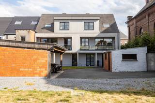 Dit solide en goed onderhouden investeringseigendom is ideaal gelegen in het hart van Herdersem, met winkels, openbaar vervoer en de stad Aalst...