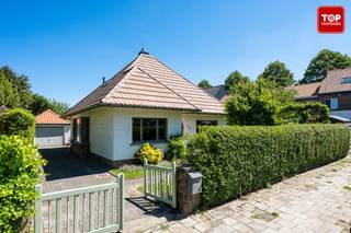 Deze charmante woning is gelegen in een verkeersluwe straat op 5 minuten wandelen van het Conducteurspark. Langsheen het park is er een veilig fietspad richting Gent centrum, dat op slechts 3,7 km fietsafstand ligt. Verbinding met het openbaar vervoer is vlakbij (tram 1 op 350m), net als de N9 en R4. Op wandelafstand zijn er buurtwinkels en binnen een straal van 2km zijn er supermarkten, een kleuter- en lagere school.<br /><br />De indeling van deze karaktervolle woning is als volgt: inkomhal, lichtrijke leefruimte met ingebouwde houthaard, volledig geïnstalleerde keuken en badkamer met ligbad en een apart toilet. <br /><br />Verder zijn er op het gelijkvloers 2 ruime (slaap)kamers waarvan 1 doorloopkamer, deze kan ook als bureau of speelkamer gebruikt worden. Boven nogmaals 2 slaapkamers en een praktische zolderkamer. <br /><br />Rondom de woning werd de zonnige tuin op ecologische wijze aangelegd met leibomen (amberboom), druivelaars, kersenboom, frambozenstruiken, kruisbessen en een vijgenboompje. <br />Spullen opbergen kan in de ruime garage/berging. Momenteel kan er in de garage geen auto geparkeerd worden. <br /><br />Contacteer Top Vastgoed voor een bezichtiging via bezoek@topvastgoed.be