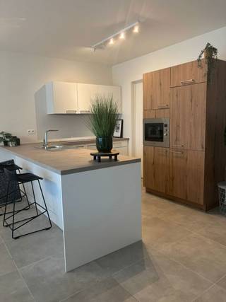 Mooi gelijkvloers appartement met een ruime leefruimte met open keuken en aansluitende berging, 2 slaapkamers aan de voorzijde, badkamer met douche...