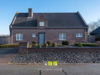 <p><strong>KARAKTERVOLLE WONING MET LOODS EN WEIDE OP EEN RIANT PERCEEL VAN 68A24CA TE BOCHOLT</strong><strong><br /><br />TROEVEN<br /></strong>- Rustige, landelijke ligging op slechts 3 km van de Nederlandse grens.<br />- Omgeven door achterliggend agrarisch gebied; ideaal voor wie rustig wil wonen.<br />- EPC-label B: energiezuinige woning!<br />- Zonnepanelen incl. certificaten. <br />- Woning afgewerkt in hoogwaardige materialen en ruim voorzien van maatkasten.<br />- Kantoorruimte met maatkasten.<br />- 2 badkamers (1 op het gelijkvloers). <br />- Infrarood sauna en Finse sauna.<br />- Beklinkerd zonneterras. <br />- Zeer ruim perceel.<br />- Loods van ca. 400m².<br />- Naastgelegen weide met perceelopp. 55a58ca.<br />- Vrijstaande garage.<br /><strong><br />KELDERVERDIEPING -1<br /></strong>- Kelderruimte 1 (13,92m²).<br />- Kelderruimte 2 (9,67m²). <br /><strong><br />GELIJKVLOERS 00 <br /></strong>- Inkomhal (2,76m x 4,68m = 12,91m²): trap naar de 1ste verdieping, vloer in natuursteen. <br />- Woonkamer ((7,95m x 3,50m) + (4,00m x 3,90m) = 43,42m²)): vloer in natuursteen. <br />- Keuken ((4,10m x 3,91m) + (1,00m x 1,20m) = 17,23m²)): geïnstalleerde keuken (koelkast, spoelbak, onder- en bovenkasten, lades, kolomkast, oven, microgolfoven, vaatwasser, koffiemachine Miele, Corian werkblad); kookeiland (inductiekookplaat, dampkap, aangehechte tafel).<br />- Toilet (1,22m x 1,36m = 1,65m²): hangtoilet, inbouwkasten in notelaar, lavabo, tegelvloer.<br />- Wasplaats (2,59m x 2,33m = 6,03m²): aansluitingen wasmachine en droogkast, meubel met enkele lavabo met spiegelkast, deels wandbetegeling, inbouwkasten, tegelvloer<br />- Bureau (3,68m x 3,85m = 14,16m²): eiken inbouwkasten, bureautafel, alles in fineerhout, tegelvloer<br />- Sas ((5,54m x 0,97m) + (1,22m x 1,22m) = 6,85m²)): tegelvloer<br />- Badkamer 1 (2,67m x 3,76m) = 10,03m²): ligbad afgewerkt met marmer, aparte douche, wandbetegeling, tegelvloer. <br /><strong><br />VERDIEPING +01 <br /></strong>- Overloop (5,00m x 4,73m = 23,65m²): inbouwkasten, houten eiken trap naar het gelijkvloers, parketvloer<br />- Badkamer (1,81m x 3,45m = 6,24m²): douche, badkamermeubel (enkele lavabo, onderkast, spiegelkast, lades &amp; kolomkast), inbouwkast, wc, travertinvloer.<br />- Slaapkamer 1 (4,07m x 4,80m = 19,53m²): dressing + inbouwkasten, aansluiting TV, parketvloer.<br />- Slaapkamer 2 (3,40m x 3,46m = 11,76m²): inbouwkasten, parketvloer.<br />- Slaapkamer 3 (5,95m x 3,50m = 20,82m²): inbouwkasten, wandmeubel met glazen leggers, spiegel, verlichting, parketvloer.<br />- Sauna (1,50m x 1,70m = 2,55m²): Finse sauna en infrarood sauna. <br /><strong><br />ZOLDERVERDIEPING +02 | </strong>bereikbaar via zolderluik, betonvloer. <br /><strong><br />EXTERIEUR<br /></strong>- Beklinkerd terras. <br />- Garage (35,05m²): houten poort met automatisatie, grondwaterpomp, zolder toegankelijk via vaste trap, tegelvloer.<br />- Ruime oprit naar de garage met steentjes. <br />- Weide: 55a58ca (hout- en metaaldraad achterkant weide). <br />- Omheining.<br /><br /><span>LOODS / WERKATELIER:</span><br />> ruimte 1 (5,63m x 6,73m = 37,88m²): sectionaal en niet-automatische poort, betonvloer.<br />> ruimte 2 (13,90m x 14,50m = 201,55m²): betonvloer. <br />> ruimte 3 (4,32m x 2,39m = 10,32m²): berging (mazoutketel). <br />> ruimte 4 (6,46m x 8,37m = 54,07m²): betonvloer.<br />> ruimte 5 (0,46m x 12,23m = 5,62m²): houten vloer.<br /><br /><strong>51 ZONNEPANELEN sinds 14 december 2009. <br /></strong>- Opbrengst : 10.000 kWh (certificaten geldig tot 2030/worden overgedragen aan koper.) <br />- In de verkoopprijs zit het zonnepanelensysteem begrepen (zonnepanelen, omvormer, collectoren, ...).<br /><strong><br />Bekijkt u deze advertentie via een aanverwante vastgoedsite, surf dan zeker naar onze website www.N78vastgoed.be voor een uitgebreide beschrijving en foto's. Meer info: +32 (0)89 86 18 88 of info@N78vastgoed.be.</strong></p>
<p></p>
<p></p>