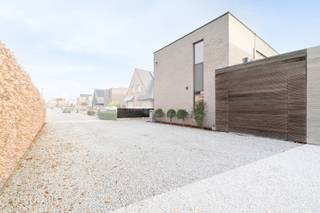 Ontdek deze instapklare en energiezuinige woning uit 2015 in een rustige straat in Eine. Dankzij het recente bouwjaar geniet je van het comfort...