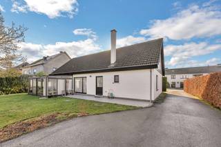 <p>Voor meer info of een bezoek, bel 053 59 49 33. Op een goede en centrale ligging in Welle bevindt zich deze solide bungalow met een vlotte bereikbaarheid. Winkels, scholen en openbaar vervoer bevinden zich op korte afstand. Het treinstation van Denderleeuw bereikt men in enkele minuten rijden en de oprit van de E40 bevindt zich op ongeveer 10 minuten, wat zorgt voor een uitstekende verbinding. De woning werd <strong>steeds zorgvuldig onderhouden</strong>, maar dient te worden gerenoveerd. Dit biedt de ideale kans om hier een tijdloze bungalow te creëren, volledig naar eigen smaak en noden. Het <strong>gelijkvloers </strong>omvat een inkomhal, <strong>ruime en lichtrijke leefruimte</strong>, keuken, berging/wasplaats, bureau, <strong>één slaapkamer</strong> en bijkomende bergruimte. Op de <strong>verdieping</strong> bevinden zich een ruime nachthal en <strong>twee slaapkamers</strong>. Een woning met <strong>veel potentieel, ruimte en een sterke ligging</strong>, ideaal voor wie op zoek is naar een bungalow met renovatiemogelijkheden. Daarnaast beschikt het pand over een <strong>ruime garage met plaats voor twee wagens, een brede oprit, voortuin, terras en een ruime tuin met vijver. </strong>Centrale verwarming op stookolie - Buitenschrijnwerk in hout met dubbel glas - Airconditioning aanwezig - Geen renovatieplicht</p>