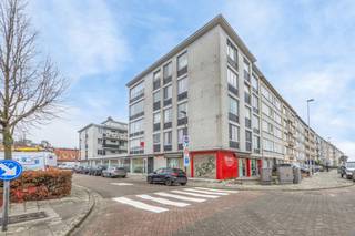 Dit appartement op de eerste verdieping heeft 2 slaapkamers ( 15m² - 13,50m²) en een terras (5m²).De living (35m²) heeft veel lichtinval.De keuken...