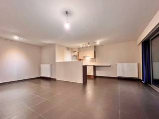 <span>Dit leuk </span><strong>1 slaapkamer appartement</strong><span> op de 5e verdieping met een oppervlakte van 65 m² biedt alle comfort. Met een ligging </span><strong>nabij Gent Zuid</strong><span>, uitkijkend op een parkje en de Schelde, in de nabijheid van fietsroutes die een makkelijke verbinding bieden naar de binnenstad en een makkelijke toegang naar de autosnelweg of de R40 is de perfecte uitvalsbasis voor wie in Gent wil wonen.</span><br /><br /><span>Via de inkom kom je in de </span><strong>leefruimte met open geïnstalleerde keuken</strong><span> (keramische vloer, vitrokeramische kookplaat, dampkap, combimicrogolfoven, inbouwkoelkast, vaatwasser). Bij de keuken ligt de </span><strong>berging</strong><span>. </span><span>De</span><span> leefruimte </span><span>heeft</span><span> toegang tot het ruime <strong>overdekte terras</strong>. Er is </span><strong>1 slaapkamer</strong><span> met ruimte voor een groot bed met </span><strong>badkamer</strong><span> voorzien van toilet, lavabo en douche.</span><br /><br /><span>In de huurprijs van het appartement zit een </span><strong>ondergrondse berging en een ondergrondse parkeerplaats</strong><span> <strong>en fietshaak</strong> inbegrepen.</span><br /><br /><span>Domicilie verplicht.</span><br /><span>Huurprijs : 895 Euro per maand</span><br /><span>Huurwaarborg : 3 maanden huur</span><br /><span>Gemeenschappelijke lasten : 60 Euro forfait per maand</span><br /><span>Er zijn individuele tellers voor water, gas en electriciteit.</span><br /><span>Mobiscore : 9,5/10</span><br /><span>Beschikbaar: 01/12/2026</span><br /><span>Bezoeken enkel na afspraak.</span><br /><br /><strong>Een bezoek plannen? Dit kan enkel via onze website www.stellarimmo.be/te-huur. Ga naar het pand en klik op de 'een bezoek aanvragen' knop onder de foto van de makelaar. Wij nemen dan contact met u op.</strong><br /><br /><strong>Verdere info via martine@stellarimmo.be</strong>
