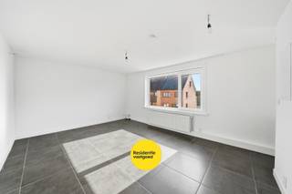 Dit instapklare appartement bevindt zich op de tweede verdieping, centraal gelegen in Bredene, vlak bij de Spuikom en alle voorzieningen.<br /><br />Het beschikt over een lichtrijke leefruimte met tegelvloer en een halfopen keuken, uitgerust met een elektrisch fornuis, oven, dampkap en koelkast met vriesvak. Verder zijn er twee slaapkamers met laminaatvloer, een badkamer met douche en toilet, en een praktische berging/wasplaats.<br /><br />Het appartement is energiezuinig met een gunstig EPC-label B, voorzien van PVC-ramen met dubbel glas en een recent vernieuwde cv-ketel op aardgas (2023). Ook het dak werd enkele jaren geleden vernieuwd.<br /><br />De syndicuskosten zijn beperkt, wat het extra aantrekkelijk maakt.<br /><br />Op zoek naar een comfortabel appartement op een centrale ligging? Neem contact met ons op en plan uw bezoek!<br /><br />Maandelijkse huurprijs: 750 euro (inclusief syndicuskosten) - Onmiddellijk beschikbaar