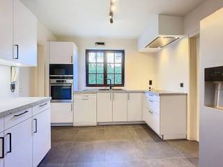 Charmante villa gebouwd in 1990 op een mooi perceel van 8 are in een rustige woonwijk van Hoeilaart. Woonkamer met open haard & eetkamer +/- 65...