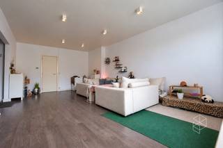 Ruim 2 slpk appartement op wandelafstand van 't Zand.  INDELING: inkom met ingemaakte vestiaire kast, brede woonkamer, ingerichte open keuken (frigo, vaatwas, kookplaat, oven en dampkap) met balkon. Nachthal met afzonderlijk toilet, douchekamer met nog te vernieuwen lavabomeubel, douche en aansluiting wasmachine. 2 slaapkamers. Zuidgericht terras aan de achterkant met opbergkast. Twee bergingen in de kelderverdieping. Gemeenschappelijke fietsenberging. Het appartement wordt volledig opnieuw geschilderd en is voorzien van nieuwe inbouwspots. CV op aardgas. <br /><br />RICHTPRIJS 225.000 EUR - Ieder bod wordt voorgelegd aan de eigenaars, die al dan niet kunnen ingaan op dit aanbod.<br /><br />Contacteer PERSPECTIEF VASTGOED – 7 op 7 bereikbaar – voor meer informatie of een bezoek.<br />Bel 050/550.750 of mail naar info@perspectiefvastgoed.be.<br /> 