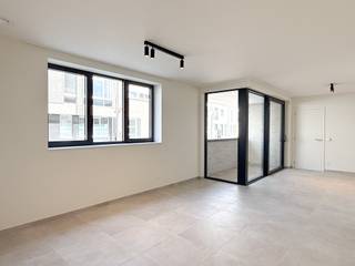 Ontdek dit moderne gelijkvloers appartement, waar comfort, licht en energiezuinig wonen perfect samenkomen.<br /><br />Indeling: ruime woonkamer met open keuken, berging, apart toilet, 1 slaapkamer en badkamer met inloopdouche, lavabomeubel en handdoekradiator.<br /><br />Buiten: privatief terras.<br /><br />Parkeren &amp; berging: ondergrondse autostaanplaats en privatieve berging met elektriciteit inbegrepen in de huurprijs.<br /><br />Afwerking: volledig geschilderd opgeleverd, voorzien van armaturen, gordijnrails en lichte deuren.<br /><br />Duurzaam &amp; energiezuinig: verwarming via geothermie en zonnepanelen per appartement, E-peil = 20.<br /><br />Algemene onkosten: 60 euro / maand<br /><br />Benieuwd naar dit project? Neem contact met ons op voor meer informatie of een rondleiding:<br />03/775.44.10<br />info@immo-jet.be