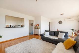 Op de 8ste verdieping van een uitstekend onderhouden gebouw bevindt zich dit mooie 3-slaapkamerappartement met een uniek panoramisch zicht over Antwerpen. Dankzij de grote raampartijen in living, keuken en slaapkamer geniet elke ruimte van lichtinval wat zorgt voor een aangenaam en ruim woongevoel. Het ruime terras aan de voorzijde van circa 15m2 is op het westen georiënteerd, genieten dus van de namiddag-en avondzon. <br /><br /><u>Indeling:</u><br />Bij het betreden van het appartement komt u rechtstreeks in de inkomhal met vestiairegedeelte. Deze biedt toegang tot de ruime woon- en eetkamer op parket en loopt over in het zonnige terras aan de voorzijde. Om de koelte te bewaren werd de living voorzien van airconditioning en van een elektrische rolluik op de grote raampartij.<br />De open keuken is volledig uitgerust en grenst aan een tweede terrasje op de zijkant van het gebouw.<br /><br />De nachthal geeft toegang tot 3 volwaardige slaapkamers op parket, een aparte toilet en een berging met aansluiting voor was-en droogkast.<br /><br />1 ondergrondse staanplaats is verplicht bij aan te kopen (15.000 euro). Verder is er ruim voorzien in inpandige fietsenstallingen.<br /><br /><br /><u>Troeven:</u><br />- EPC-label B<br />- Elektriciteit conform<br />- Asbestvrij<br />- Panoramisch uitzicht over stad <br />- Twee terrassen <br />- Praktische indeling <br />- Verzorgd gebouw met lift<br />- Rustige, doch centrale ligging<br />- Ondergrondse autostaanplaats<br />- Fietsenberging<br /><br />Of u nu op zoek bent naar een nieuwe thuis of een rendabele investering, dit appartement in Merksem biedt een uitstekende opportuniteit. Momenteel wordt het verhuurd aan een stabiele en correcte huurder, waardoor u meteen geniet van een verzekerd en zorgeloos rendement.<br /><br />Het grondplan, het EPC, elektriciteitskeuring en de asbestinventaris kan u reeds bekijken via de Wellimmo-site ('documenten')<br /><br />📩 Meer info of een bezoek: info@wellimmo.net<br />📞 03/225 00 68 of 0468/07 55 56 (Gerd)<br /> 