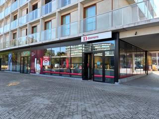 <h3><strong>Modern handelspand van 120 m² te huur in het centrum van Waregem</strong></h3>
<p>Op zoek naar een <strong>ruim, modern en centraal gelegen handelspand</strong> voor jouw zaak?<br />Dit prachtige pand van maar liefst <strong>120 m²</strong> biedt een uitstekende zichtbaarheid en een ideale ligging in het hart van <strong>Waregem</strong>.</p>
<p>Het pand bevindt zich op een <strong>strategische hoeklocatie</strong>, waardoor het langs meerdere zijden geniet van een grote visibiliteit. Dankzij de <strong>grote raampartijen rondom</strong> komt er bijzonder veel natuurlijk licht binnen en is het pand perfect geschikt voor uiteenlopende commerciële activiteiten.<br />De <strong>hoge plafonds</strong> zorgen voor een ruimtelijk en hedendaags gevoel en geven het geheel een moderne, stijlvolle uitstraling.</p>
<p> </p>
<p><strong>Troeven:</strong></p>
<ul><li>&#128208; Oppervlakte van ca. <strong>120 m²</strong></li><li>&#128205; <strong>Zeer centrale ligging</strong> in het centrum van Waregem</li><li>&#127970; <strong>Moderne uitstraling</strong></li><li>↕️ <strong>Hoge plafonds</strong></li><li>&#129695; <strong>Grote raampartijen rondom</strong></li><li>&#128064; <strong>Uitstekende zichtbaarheid dankzij de hoekligging</strong></li><li>☀️ Veel natuurlijke lichtinval</li><li>&#128188; Geschikt voor diverse commerciële doeleinden</li></ul>
<p><br />Een <strong>unieke commerciële locatie</strong> voor ondernemers die op zoek zijn naar een modern pand met uitstraling, ruimte en maximale zichtbaarheid.</p>
<p><br /><strong>Interesse? Neem gerust contact op voor meer informatie of een bezoek ter plaatse.<span></span></strong></p>