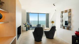 <p>Sur la digue, à un emplacement absolument exceptionnel avec vue mer frontale, se situe ce duplex extrêmement lumineux offrant de beaux volumes et des finitions haut de gamme. Grâce aux terrasses à l’avant et à l’arrière, vous profitez tout au long de la journée d’un ensoleillement optimal et de vues dégagées sur la mer et l’arrière-pays.</p>
<p>Disposition : Au neuvième étage, vous entrez dans le hall d’entrée avec vestiaire et toilette invités. Le séjour lumineux avec foyer au gaz donne accès à la terrasse avant et bénéficie d’une vue mer frontale exceptionnelle. La cuisine luxueusement équipée avec électroménagers Miele et espace repas s’ouvre sur la terrasse orientée sud à l’arrière. À ce niveau également, une chambre spacieuse avec dressing et salle de douche attenante, avec accès à la terrasse.</p>
<p>Au dixième étage : hall de nuit avec toilette séparée et débarras pratique, deux chambres spacieuses, une salle de bains avec baignoire et douche, ainsi qu’une salle de douche supplémentaire.</p>
<p>Finitions de haute qualité avec notamment pierre naturelle, portes toute hauteur, climatisation et chauffage par le sol. Cave privative incluse. Possibilité d’acquérir un garage à proximité.</p>
<p>Une opportunité rare à une adresse de premier choix, alliant lumière, espace et confort.</p>