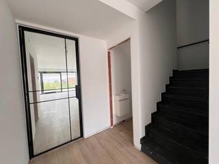 Deze uitzonderlijk ruime nieuwbouwwoning gelegen aan Heikant 8C beschikt over een inpandige garage, hal, gastentoilet, kantoor (8.8m²),...