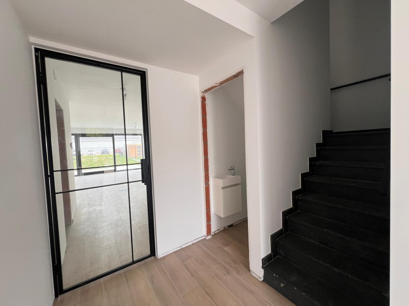 Prachtige nieuwbouwwoning met 6 slaapkamers, tuin en achteruitgang - photo 2
