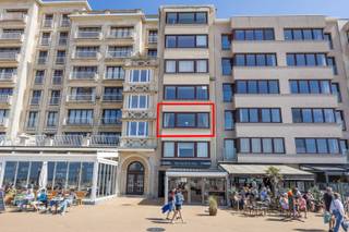 APPARTEMENT MET DRIE SLAAPKAMERS OP DE ALBERT I PROMENADE<br />Op een uitstekende ligging aan de Albert I Promenade, tussen het Kursaal en de Koninklijke Villa, bevindt zich dit ruime appartement op de tweede verdieping van de Residentie Les Algues.<br />Het appartement omvat een ruime inkomhal die toegang geeft tot de lichtrijke woonkamer met aangename leefruimte. De volledig ingerichte keuken sluit hier naadloos op aan. Verder beschikt het appartement over drie slaapkamers, een badkamer en een afzonderlijk toilet.<br />Aan de achterzijde bevindt zich een zonnig terras met zuidoostelijke oriëntatie, waar u al van 's morgens tot in de namiddag van de zon kunt genieten.<br />De Residentie Les Algues is een kleinschalige residentie met slechts één appartement per verdieping, wat zorgt voor extra privacy en rust. Bovendien beschikt het appartement over een privatieve kelder in de residentie.
<ul>
	<li>Oppervlakte: 107 m² + terras</li>
	<li>Topligging op de Albert I Promenade, tussen het Kursaal en de Koninklijke Villa</li>
	<li>Zonnig terras met zuidoostelijke oriëntatie</li>
	<li>Individuele verwarming op aardgas</li>
	<li>Individuele kelder</li>
	<li>Mogelijkheid tot het huren van een autostandplaats</li>
	<li>EPC: 245 kWh/m² jaar (Label C)</li>
</ul>