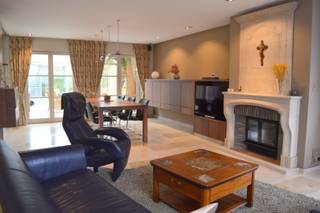 Deze prachtige woning is gelegen in Heule en biedt alle comfort van een open bebouwing. Met een ruime tuin en 2 garages, is deze woning ideaal voor gezinnen die op zoek zijn naar een rustige en ruime woonomgeving.<br /><br />Ruime inkomhal met een apart toilet, lichtrijke leefruimte met aansluiten de keuken die volledig is uitgerust (oven, inbouwfrigo, gasvuur, vaatwasmachine). <br />Aansluitend is er de ruime veranda. <br /><br />Op de eerste verdieping zijn er 3 slaapkamers, een bureau, ruime badkamer met zowel bad als douche en dubbele lavabo en aansluitend een dressing. <br /><br />Verder is er ook nog een kelder en wasruimte voorzien met extra douche. <br /><br />Wat betreft energiezuinigheid scoort deze woning goed, met een EPC-waarde van 186 KWh en een energielabel B. Dit zorgt niet alleen voor lagere energiekosten, maar draagt ook bij aan een duurzamere leefomgeving.<br /><br />Kortom, deze woning in Heule is een ideale keuze voor gezinnen die op zoek zijn naar een ruime en energiezuinige woonomgeving. Met een prachtige tuin en voldoende parkeergelegenheid biedt deze woning alle comfort.<br /><br />Beschikbaarheid: 01/09/2026<br />Huurprijs: 1.295 EUR/maand + 60 EUR/maand tuinonderhoud<br />Adres: Hoogweide 47, 8501 Heule<br />Onze referentie: DEV5098