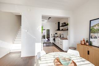 Gelegen nabij het centrum van Gent treffen we deze instapklare, volledig gerenoveerde woning aan.
De woning heeft de volgende indeling: lichtrijke leefruimte met volledig ingerichte keuken, apart gastentoilet en een wasplaats.
Op het tussenverdiep is er een badkamer met bad, lavabo en toilet en op de eerste verdieping vinden we de eerste slaapkamer en de woonkamer. Op verdieping 2 zijn er nog 2 ruime slaapkamers.
Verder is er nog een zeer ruime (droge) kelder en een deels overdekt terras.
Troeven: lichtrijk, bereikbaarheid, instapklaar (EPC B), volwaardige slaapkamers,...
Renovatieverplichting: neen.
Voor meer informatie of een bezoek kan u terecht bij Sander Dejonghe via sander@vastgoeddejonghe.be, Evy Dhondt via evy@vastgoeddejonghe.be of Inias Leten, Inias@vastgoeddejonghe.be
Alle dossierstukken kan u downloaden op onze website: www.vastgoeddejonghe.be