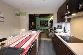 Deze woning is op te knappen, maar heel goed bereikbaar en heeft o.a. 3 slaapkamers.<br /><br />Op het gelijkvloers beschikt de woning verder over een inkomhal, een ruime keuken (met eetplaats), een leefruimte, een apart toilet en een koer.<br />Op de eerste verdieping is er een overloop, een veranda (uitgevend op een plat dak), een badkamer (met een lavabo en een ligbad) en 1 slaapkamer. <br />De 2 andere slaapkamers bevinden zich op de tweede verdieping.<br /><br />De woning bevindt zich vlakbij de kruising van de Abdijstraat en de Milseweg; dus nabij o.a. de ring (Geldenaaksepoort), een school, Abdij van park & de Philipssite en met een vlotte verbinding naar de E40. En er is een bushalte omzeggens naast de deur (lijn 15 en 597)!<br /><br /><em>(Meer foto's ter beschikking door ons te mailen op info@immoanthonis.be.)</em><br /><br /><em>Bezichtigen na TELEFONISCH contact tijdens openingsuren via 016234416 aub; dat spreekt het makkelijkst af. Bedankt!<br />For a viewing, please CALL US during opening hours on 016234116; this is the easiest way to arrange a viewing. Thank you!</em><br /><br />