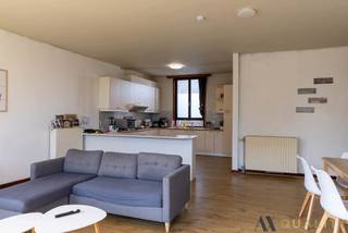 Ontdek dit ruime en charmante 3-slaapkamerappartement, ideaal gelegen in het centrum van Kalfort (Puurs). Het appartement bevindt zich op de eerste verdieping van een kleinschalige residentie, wat zorgt voor een rustige en aangename woonomgeving. De indeling omvat een lichtrijke en ruime leefruimte met open keuken, drie volwaardige slaapkamers, een praktische berging en een moderne badkamer uitgerust met een inloopdouche. Dankzij de centrale ligging bevinden winkels, scholen en openbaar vervoer zich op wandelafstand, wat het wooncomfort aanzienlijk verhoogt. Individuele centrale verwarming op gas. EPC: 352 kWh/m²/jaar – UC: 2268020 Interesse? Neem vrijblijvend contact op via 03/283.84.84 of mail naar gert@ax-quality.be voor meer informatie of een bezoek ter plaatse.