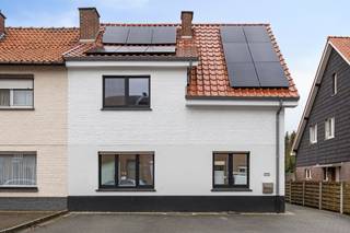Op zoek naar een instapklaar stuk vastgoed in het historische Tongeren? Aan de Koninksemsteenweg 131 ontdekt u dit prachtig gerenoveerde huis dat onmiddellijk opvalt door zijn frisse witte gevel en moderne uitstraling. Voor wie een woning wil kopen in een regio met karakter, biedt dit pand de perfecte balans tussen hedendaags comfort en een centrale ligging.Deze halfopen bebouwing is toekomstgericht aangepakt met de installatie van zonnepanelen, wat resulteert in een gunstig energieverbruik. Het huis dat we hier te koop aanbieden in Tongeren, beschikt bovendien over een royale oprit waar met gemak meerdere wagens kunnen parkeren.Indeling van het huis:- Gelijkvloers: Uitnodigende inkomhal die toegang biedt tot de lichte woonkamer, een gezellige eetruimte en een modern uitgeruste keuken. Ook is er een extra wasplaats met douche aanwezig.- Eerste verdieping: Drie volwaardige slaapkamers met veel natuurlijke lichtinval en een eigentijdse badkamer voorzien van alle nodige comfort.- Zolderverdieping: Een multifunctionele ruimte die uitermate geschikt is als extra slaapkamer, hobbyruimte of rustig thuiskantoor.- Buitenruimte: Een onderhoudsvriendelijke tuin en een ruime verharde oprit die direct toegang geeft tot de straat.De bereikbaarheid is een absolute troef. U woont hier op een boogscheut van het levendige centrum van Tongeren, waardoor winkels, scholen en het station vlot bereikbaar zijn. Ook de aansluiting met belangrijke invalswegen en de snelweg is uitstekend. Dit huis is een slimme koop voor wie zorgeloos wil verhuizen naar een toplocatie in Tongeren.Bestuursmaatregelen in het maatregelenregister: nee