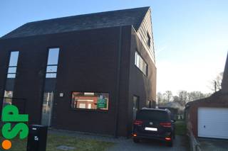 Rustig gelegen recente half-open bebouwing bestaande uit inkomhall, leefruimte, ingerichte keuken, berging, badkamer met ligbad en douche...