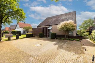 Vrijstaande, ruime gezins<strong>woning </strong>met <strong>5-7 slpk</strong>. en/of mogelijkheden tot kantoor - beroep aan huis.<br /><br /><span>INDELING:</span><br />- Inkomhal met vestiaire en toilet<br />- Lichtrijke leefruimte met houtkachel en <strong>open keuken</strong><br />- Bijkeuken - berging<br />- <strong>2 polyvalente ruimtes</strong> in te richten naar wens (<strong>praktijk, kantoor, slaapkamer</strong>,...)<br />- Ruime kelder: bergruimte<br /><br /><strong>Eerste verdieping:</strong><br />-<strong> 4 slaapkamers</strong><br />- Dressing<br />- Badkamer<br /><br /><strong>Tweede verdieping:</strong><br />- <strong>5e slaapkamer<br /></strong>- Bergruimte<br /><br />Buiten vinden we een zuidoost georiënteerde <strong>tuin met ruim terras</strong>, <strong>achteringang</strong> met ruime <strong>carport</strong>, alsook een carport aan de zijkant van de woning. <br /><br /><span>BIJZONDERHEDEN:</span><br />- <strong>22 zonnepanelen</strong><br />- <strong>EPC B</strong><br />- Ruime woning met praktijk/ kantoorruimtes, zorgwonen, extra slaapkamers,...<br />- Vlakbij de <strong>Nederlandse grens</strong> gelegen