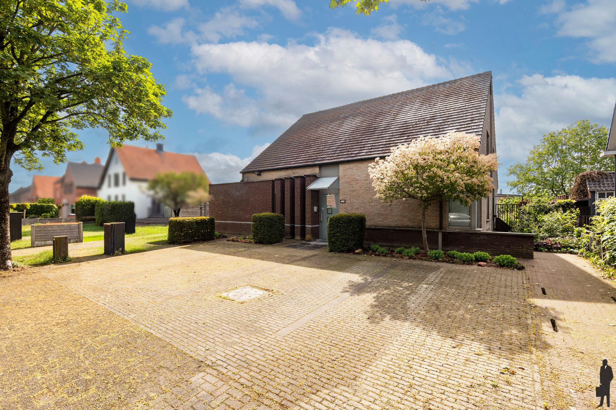 Vrijstaande, ruime gezinswoning met 5-7 slpk. en/of mogelijkheden tot kantoor - beroep aan huis - foto 1