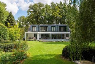 Exclusieve, energiezuinige villa met verwarmd zwembad op 2.039 m² in topligging te Dennedael – Heide (Kalmthout)4 slaapkamers | 2 badkamers |...