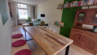 Op zoek naar een woning waar karakter, comfort en functionaliteit samenkomen? Deze charmante halfopen bebouwing in de Kuipersakkerstraat biedt een unieke combinatie van een sfeervolle tuin, praktische (werk)ruimtes en een degelijke renovatiebasis op een uitstekende locatie nabij het centrum van Schoten.<br /><br />De woning dateert oorspronkelijk van 1930, maar werd in 2005 grondig gerenoveerd en ook daarna gebeurden nog renovaties aan de woning. Hierdoor geniet u vandaag van de charme van een oudere woning, gecombineerd met het comfort van latere aanpassingen. De EPC score was 346 (kwh/m2 jaar), ondertussen zijn de meeste ramen vervangen door hoogrendementsglas en is ook de gasketel vernieuwd.<br /><br />Bij het binnenkomen wordt u verwelkomd in een gezellige leefruimte met houten vloer, die doorloopt naar de keuken en lichtrijke zitplaats met schuifraam dat direct toegang biedt tot het terras. De keuken, die in 2014 deels werd vernieuwd, is functioneel ingericht en biedt alle nodige comfort. Vanuit de leefruimte en keuken heeft u een mooi zicht op de tuin, wat zorgt voor een open en rustgevend gevoel.<br /><br />De tuin vormt een grote troef van deze woning. Op het perceel van 386 m² geniet u van een charmante en private buitenruimte waar het heerlijk vertoeven is – ideaal voor ontspanning, tuinieren of lange zomeravonden met familie en vrienden.<br /><br />Met een bewoonbare oppervlakte van ca. 125 m² beschikt de woning over twee slaapkamers. De mezzanine boven de tweede slaapkamer, biedt een bijkomende, compacte ruimte die flexibel kan ingevuld worden als berging, speelhoek of creatieve plek. De badkamer werd vernieuwd in 2023.<br /><br />Een grote meerwaarde is de aparte bureauruimte, perfect voor thuiswerk of zelfstandige activiteiten. In combinatie met de aanwezige werkplaats en de praktische zij-ingang biedt deze woning een zeer aangename flexibiliteit voor wie wonen en werken wil combineren. Er is ruim plaats voor meerdere fietsen.<br /><br />In de woning is ook een droge kelder aanwezig.<br />