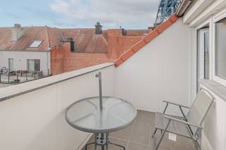 <p>Welkom in dit ruime en lichtrijke duplex appartement in Willebroek. Deze woonst telt drie volwaardige slaapkamers en twee moderne badkamers wat zorgt voor een comfortabele en functionele woonomgeving.</p><p>De aangename leefruimte geniet van natuurlijke lichtinval en sluit naadloos aan op een praktische en moderne keuken.</p><p>Op de duplexverdieping bevindt zich een ruime slaapkamer met aansluitend een dressoir en een badkamer uitgerust met een douche. Vanuit deze verdieping heeft u toegang tot het zonnige terras, waar u in alle rust kan genieten van het buitenleven.</p><p>Dankzij de gunstige ligging nabij winkels, scholen, openbaar vervoer en belangrijke invalswegen geniet dit appartement van een uitstekende bereikbaarheid.</p><p>Stedenbouwkundige inlichtingen: Vg, Wg, Gmo, Vkr, Gvv<br /><br />Het appartement is uiterlijk 3 maanden na akte beschikbaar.</p>