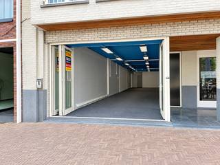 Commercieel pand, van<strong> ca. 157 m²</strong> te huur op een uitstekende locatie op de Markt. Het pand bestaat uit een ruime handelsruimte/showroom, sanitair en een sas met nooduitgang achteraan. Dankzij de grote etalage geniet u van maximale zichtbaarheid en passage. <strong>Troeven:</strong> EPC A. Elektriciteit conform. CV op aardgas + airco. Internetaansluiting. Parking op ca. 50 m. Trein- en busstation op 100 m. Nabij winkels, scholen en centrum. Beschikbaar vanaf 1 juli 2026. Huurprijs: € 1.450/maand + onroerende voorheffing. Geen gemeenschappelijke kosten.  <strong>Benieuwd naar dit bedrijfsvastgoed te huur regio Zottegem? </strong>Contacteer info@immodelestre.be of 054 33 62 52. www.immodelestre.be 