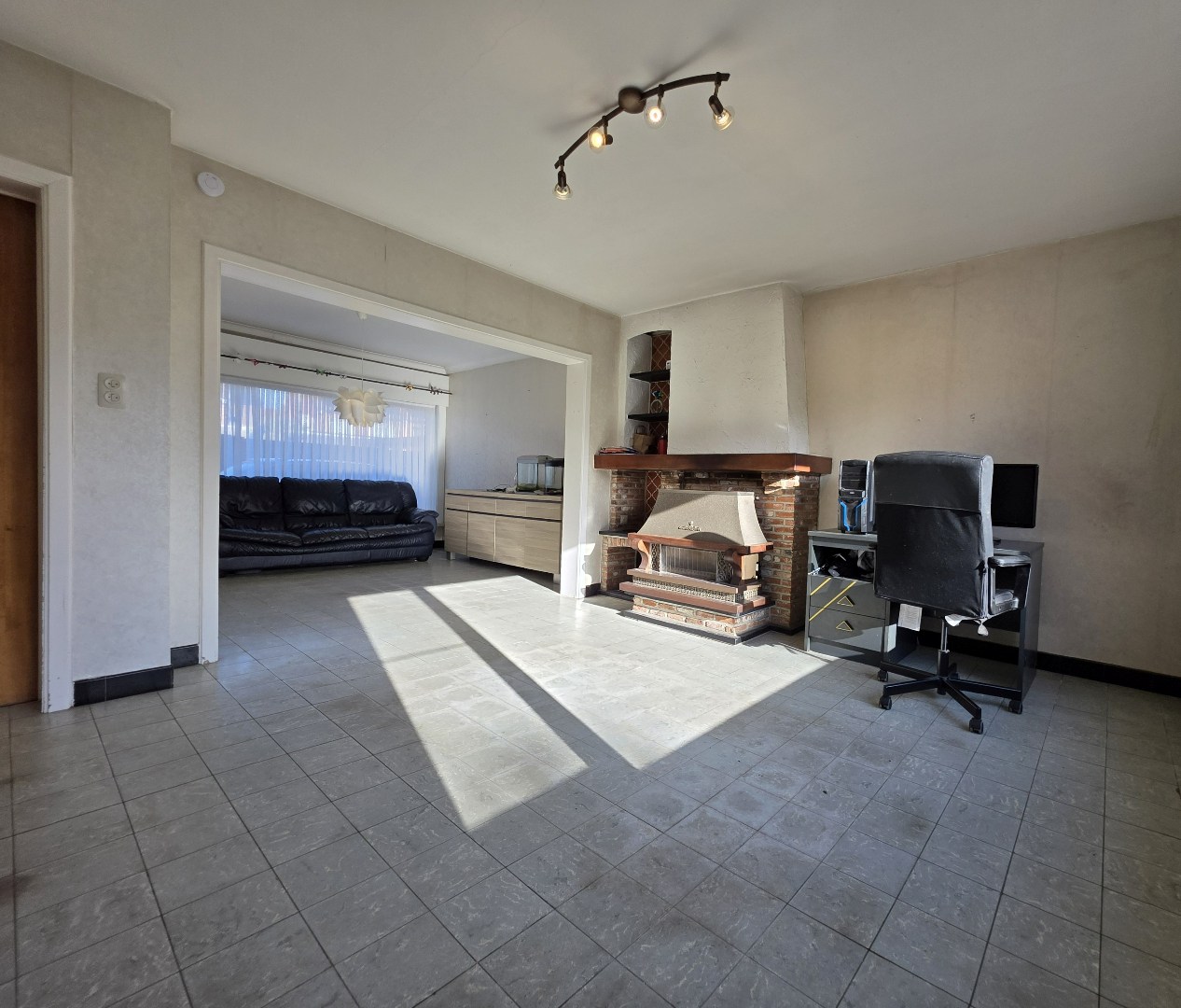 Stevige woning met betonstructuur te koop in Kuurne, eerste verdiep al volledig gerenoveerd - foto 4