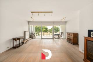 Dit smaakvolle en ruime appartement maakt deel uit van de "Residentie Mouterie" te Brugge, en bevindt zich aan de zijde van het Zuidervaartje, waar men van een open zicht (tot aan de Brugse Vesten) en een gunstige zonoriëntatie geniet. Het appartement situeert zich op de vierde verdieping en heeft een bewoonbare oppervlakte van +/- 95 m² + een ruim terras van +/- 14 m² met een open zicht in de richting van Brugge en op het omliggend groen. Het appartement beschikt over een uiterst rationele indeling: een lichtrijke leefruimte met toegang tot het terras, geïnstalleerde keuken, 2 volwaardige slaapkamers, badkamer met ligbad, toilet en dubbele lavabo, berging, douchekamer en gastentoilet. Aan de voorzijde is er een schitterend terras wat zorgt voor een aangename 'buiten' beleving uitkijkend op water en groen. Aan de achterzijde is er een tweede terras waar het sereen en rustig vertoeven is. In de ondergrondse verdieping is er een ruime kelder inbegrepen. Er bestaat de mogelijkheid om een parkeerplaats bij te kopen t.w.v. € 20.000,-. Er is een eerste bezoekmoment op ma. 24/08 tussen 16u en 19u waarop u zicht kunt inschrijven via onze site of via volgende link: https://360.zabun.be/public/visitreservationcomponent/visitreservation.aspx?guid=C7DE8564-7778-4A6E-8153-300BDB50794C&amp;languageid=nl&amp;id=84846153&amp;c=BE<br /><br />Contacteer ons snel voor een bezoek aan dit mooie appartement: www.immodelbecque.be of 050 45 03 45