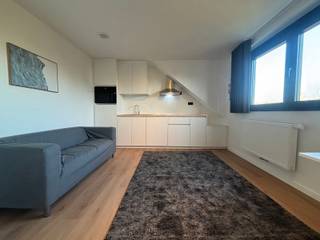 <span><span><strong>**Studio onmiddellijk beschikbaar**</strong></span><br /><br />Deze ruime gerenoveerde studio is gelegen in Heverlee, aan de zuidkant van de bruisende studentenstad Leuven. De studio is de perfecte uitvalsbasis voor studenten verbonden aan de Arenbergcampus, de faculteiten van de wetenschappen, het interuniversitair onderzoekscentrum van IMEC en de UC Leuven-Limburg. Naast deze onderwijsvoorzieningen zijn tal van faciliteiten in de nabijheid te vinden: sportkot, supermarkten, openbaar vervoer (station Heverlee &amp; Leuven), Leuven Centrum…</span><br /><br /><span>De gemeubelde studio, gelegen op de tweede verdieping biedt u een leefruimte met geïnstalleerde keuken. Slaapgedeelte met bureel en ingerichte badkamer met douche, toilet en lavabo. </span><br /><br /><span><strong>Voor meer info of een afspraak 016 229 228 - verhuur@connect-immo.be</strong></span><br /><br /><span>Onmiddellijk beschikbaar</span><br /><span>Huurprijs: €950 + €120 provisie (gemeenschappelijke lasten, water, elektriciteit, verwarming en internet)</span><br /><span>EPC: 3592261 - 60 kWh/m2jaar - Label A</span>