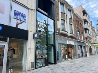 This easily accessible commercial property for rent is located in an absolute top location in the bustling city center of Roeselare. The commercial space is located in the Ooststraat, the most famous shopping street in the center. Located between successful magnetic stores such as Lab9, Etam and Hema, this building enjoys an enormous flow of passers-by. A unique opportunity in the range of commercial real estate for those who want to operate a commercial activity at a real A-location.<br /><br />The commercial property for rent is located in the lively city center of Roeselare. This busy location guarantees a constant flow of passers-by right outside your door. The Grote Markt is just a stone's throw away, so the building is centrally anchored in the commercial heart. The location is also easily accessible on foot, by bike and by public transport, with various central parking spaces in the immediate vicinity.<br /><br />This commercial ground floor commercial property for rent in Roeselare has a functional layout:<br /><br />- Commercial single-storey retail space<br /><br />- Direct access from the shopping street<br /><br />- Rear storage room with sanitary facilities<br /><br />Advantages of this property<br /><br />- Absolute top location in the core of downtown Roeselare<br /><br />- Surrounded by strong retailers such as Hema and Lab9<br /><br />- Busy location with a lot of passage and a high commercial visibility<br /><br />Are you looking for commercial real estate consisting of commercial space for rent in Roeselare? Do not hesitate to contact us on 051 21 22 23.