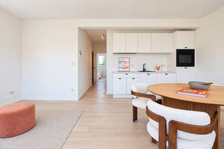 <strong>In hetzelfde gebouw bieden we nog verschillende andere types van appartementen aan, voor meer info of een bezoek bel Philip 0475757251 <br /><br />Gerenoveerd lichtrijk 2-slaapkamerappartement </strong>op toplocatie – instapklaar en uitstekend bereikbaar.<br />Dit charmante appartement bevindt zich op een centrale ligging in Gent, op fietsafstand van het bruisende stadscentrum en op wandelafstand van het prachtige natuurgebied Bourgoyen-Ossemeersen. Winkels, openbaar vervoer en belangrijke invalswegen zijn vlakbij, waardoor je geniet van een ideale combinatie van rust, bereikbaarheid en stedelijk comfort.<br />Het appartement ligt op het eerste verdiep en beschikt over een lichtrijke leefruimte met ruime open keuken, twee volwaardige slaapkamers, een stijlvolle badkamer met douche en toilet en een ruim terras. <br /><br /><strong>Recente vernieuwingen (2026):</strong><br />- Voorgevel geïsoleerd, dak geïsoleerd<br />- Raam en schrijnwerk aan de voorgevel vervangen <br />- Nieuwe collectieve gas-condensatieketel met thermostaat (2026)<br />- Keuken, badkamer, vloeren, herpleisteren muren en plafonds, nieuwe elektriciteit,...<br />- Nieuwe leidingen<br />- Totale renovatie met duurzame materialen! <br /><br /><strong>Uitstekende bereikbaarheid</strong><br />- Busverbinding in de straat<br />- ±10 minuten fietsen naar Gent-Sint-Pieters station<br />- ±10 minuten fietsen naar de Kouter<br />- ±10 minuten wandelen naar Bourgoyen-Ossemeersen, natuur om de hoek<br /><span>- </span>±<span>10 min. fietsen: Cultuur, shoppen, Gent-Sint-Pieters én alle hogescholen/uniefs.<br />- </span><span>Stadsmens? Wandel in 35 min. naar het Gravensteen of de Graslei.</span><br /><span>- Sport & Ontspanning: Zin in een ochtendduik? Het Stedelijk Zwembad Rooigem ligt op een steenworp afstand!</span><br />- <span>Topverbinding: Ideale aansluiting op de E40/E17</span><br /><br /><strong>Extra troeven</strong><br /><span>- Gelegen op de eerste verdieping met een ruim terras </span><br />- Volledig instapklaar, heel mooi gerenoveerd!<br />- Energiezuinig<br />- Onderhoudsvriendelijk<br />- Individuele meters per verdieping<br /><span>- Lage kosten: Kleine mede-eigendom zonder syndicus!</span><br /><br />Dit appartement is ideaal als comfortabele woonst vlakbij Gent centrum.<br /><br />OPTIONEEL: Inpandige garagebox te koop 40.0000 euro. (GEEN aankoopverplichting)<br /><br />EPC 120 kWh/(m<sup>2</sup>jaar), energielabel B<br />Asbestveilig: 0 asbestmaterialen<br />Elektrische keuring CONFORM algemeen reglement elektrische intallaties<br />Het perceel te Gent, afdeling 16, sectie K met perceelnummer 0727/00L006 bevindt zich niet in een risicozone voor overstromingen.<br />Stedenbouwkundige inlichtingen in aanvraag, 21/09/2026<br /><br /><strong>Voor meer info of een bezoek bel Philip 0475757251 </strong><br />