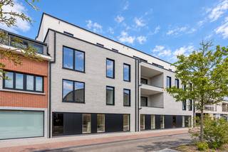 <p><strong>Residentie La Forchetta</strong> – een exclusief nieuwbouwproject met slechts 9 luxe appartementen, gelegen in het centrum van Tessenderlo. <br /><br />De appartementen beschikken over 2 slaapkamers en variëren in grootte van 94 m² tot maar liefst 155 m². Elk detail is ontworpen met oog voor kwaliteit, licht en ruimte – ideaal voor wie houdt van hedendaags wonen met een vleugje elegantie.<br /><br />Waarom kiezen voor La Forchetta?<br />- Unieke ligging in het centrum van Tessenderlo<br />- Slechts 9 exclusieve appartementen<br />- Hedendaagse architectuur en hoogwaardige afwerking<br />- Energiezuinig wonen met moderne technieken<br />- Afwerking op maat<br />- Oplevering voorzien voor einde van zomer 2026<br />- Verlaagd btw tarief van 6% indien u voldoet aan de voorwaarden<br /><br /><strong>Prijsinformatie:<br /></strong>De geadverteerde prijs is <strong>exclusief</strong>: <strong>21% btw</strong>, staanplaats, kelderberging, fietsenstalling, aansluitingskosten, notariskosten en registratierechten op het grondaandeel. Via deze Link kan u meer informatie terugvinden over de <strong>totaalprijzen</strong> en het voordeeltarief van <strong>6% btw</strong>.<br /><br />Heeft u interesse in dit unieke woonproject? Wacht niet langer en contacteer ons op 013 66 62 08 voor meer informatie.</p>
