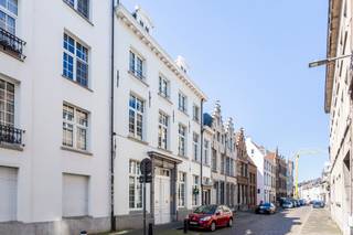 Dit uitzonderlijk riant duplex-appartement bevindt zich op de eerste en tweede verdieping van een statige herenwoning in het hartje van Antwerpen...