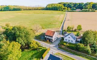 <p><span>LOUISE-MARIE Bent u op zoek naar een projectgrond voor open bebouwing aan de voet van het Muziekbos?</span></p><p><span>Dan is deze grond misschien wat u zoekt.</span></p><p><span> </span></p><p><span>De belangrijkste kenmerken in een notendop:</span></p><ul><li><span>Gelegen in het landelijke Louise-Marie op de grens tussen Ronse en Maarkedal.</span></li><li><span>Panoramisch zicht op het glooiende landschap.</span></li><li><span>Perfecte Zuid oriëntatie.</span></li><li><span>Middenin het fiets- en wandelwalhalla van de Vlaamse Ardennen.</span></li><li><span>Totale oppervlakte van 1281 m² en straatbreedte van 36m </span></li><li><span>Gedeeltelijke onteigening van toepassing </span></li><li><span>Gunsttarieven registratierechten voor sloop en heropbouw.</span></li></ul><p><span> </span></p><p><span>Richtprijs: 185.000 euro </span></p><p><span> </span></p><p><span> </span></p><p><span> </span></p>