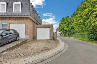 <p>In het hart van Welle bevindt zich deze <strong>instapklare hoekwoning op een uitstekende locatie</strong>, op wandelafstand van winkels, scholen en openbaar vervoer. Dankzij de vlotte verbindingen is dit de ideale uitvalsbasis voor gezinnen, starters of investeerders.<br />De woning verkeert in goede staat, werd gerenoveerd in 2016 en is <strong>niet onderworpen aan de renovatieplicht</strong>, waardoor u zonder ingrijpende werken onmiddellijk kunt intrekken. Op het gelijkvloers bevinden zich een inkomhal, een gezellige leefruimte met salon en eetplaats, een ingerichte keuken, een badkamer en een praktische berging. Op de eerste verdieping vindt u een nachthal en<strong> twee volwaardige slaapkamers</strong>. De zolder is bereikbaar via een vaste trap en biedt de <strong>mogelijkheid om extra slaapkamers of een hobbyruimte te creëren</strong>. Buiten geniet u van een gezellig terras en een aangename tuin met rechtstreekse toegang tot de achterliggende garage. Bovendien beschikt de eigendom over een <strong>extra perceel tuingrond aan de overzijde van de straat</strong>, wat tal van mogelijkheden biedt. CV op aardgas - Buitenschrijnwerk in PVC met dubbele beglazing - Dak in pannen.</p>