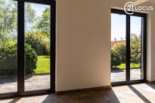 <p><strong>Zelden aanbod: 276 m² wooncomfort met 5 parkeerplaatsen in het centrum van Melsele.<br /><br />Ruime, vernieuwde villa (276 m²) met 4 slaapkamers, garage en grote zuidwestgerichte tuin op een perceel van 1.025 m², centraal gelegen in Melsele (Beveren).</strong><br />Deze instapklare woning combineert een uitzonderlijk ruimtegevoel met praktische parkeermogelijkheden en een uitstekende bereikbaarheid.</p>
<h3>Indeling</h3>
<p>Via de inkomhal komt u in de <strong>lichtrijke leefruimte van ca. 60 m²</strong>, met gezellige zithoek en open haard. Aansluitend bevindt zich de geïnstalleerde keuken (15 m²) met handige bijkeuken/wasruimte en extra berging.</p>
<p>De woning beschikt over <strong>4 volwaardige slaapkamers</strong> (26 m², 18 m², 18 m² en 11 m²) en een ruime badkamer (15 m²). Extra ruimtes kunnen perfect ingericht worden als <strong>bureau, speelkamer of praktijkruimte</strong>, ideaal voor zelfstandigen of thuiswerkers.</p>
<p>Buiten geniet u van een <strong>grote tuin van ca. 710 m²</strong> met <strong>zuidwestoriëntatie</strong> en een zonnig terras.</p>
<h3>Troeven</h3>
<ul>
<li>Bewoonbare oppervlakte: <strong>276 m²</strong></li>
<li>Perceel: <strong>1.025 m²</strong></li>
<li><strong>4 slaapkamers</strong></li>
<li><strong>Leefruimte van ca. 60 m²</strong></li>
<li><strong>Garage + 5 parkeerplaatsen</strong> (3 buiten, 2 binnen)</li>
<li><strong>Zuidwestgerichte tuin</strong> met terras</li>
<li><strong>EPC 207 kWh/m²/jaar</strong></li>
<li>Vernieuwde woning in goede staat</li>
<li>Centrale ligging nabij scholen, winkels, station en E17</li>
</ul>
<p>Deze villa is ideaal voor gezinnen die ruimte zoeken, maar ook voor wie wonen en werken wil combineren.</p>
<p>📞 <strong>Contacteer ons voor een bezichtiging.</strong></p>
